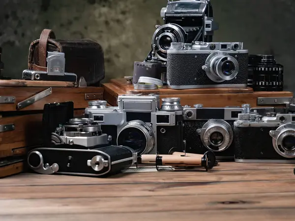 Ahşap bir arka planda eski bir kompozisyon.