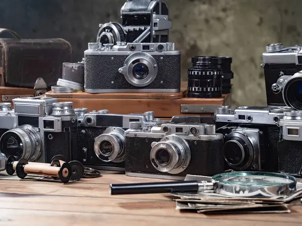 Ahşap bir arka planda eski bir kompozisyon.