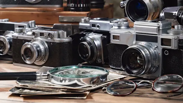 Ahşap bir arka planda eski bir kompozisyon.