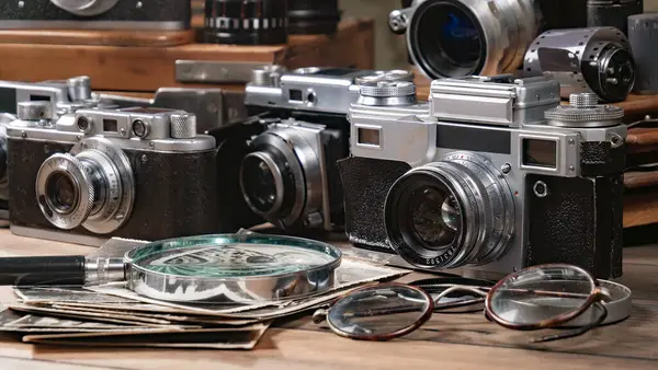 Ahşap bir arka planda eski bir kompozisyon.