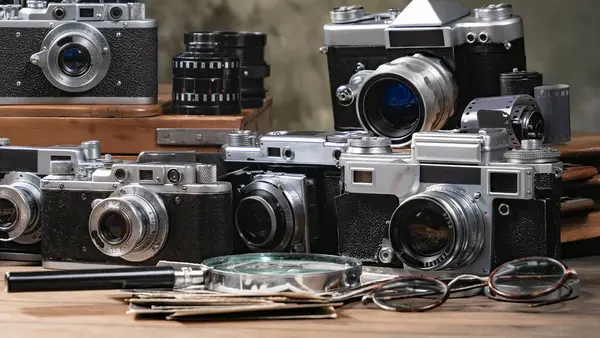 Ahşap bir arka planda eski bir kompozisyon.