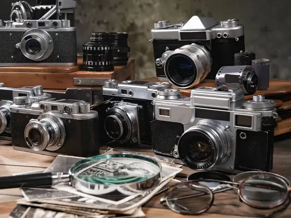 Ahşap bir arka planda eski bir kompozisyon.