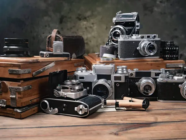 Ahşap bir arka planda eski bir kompozisyon.