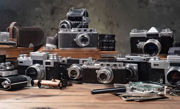 Ahşap bir arka planda eski bir kompozisyon.