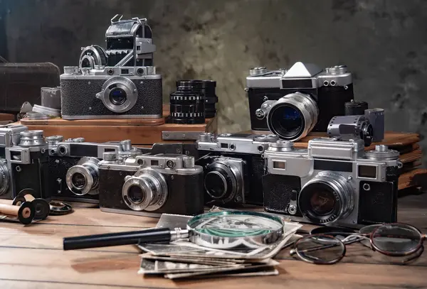 Ahşap bir arka planda eski bir kompozisyon.