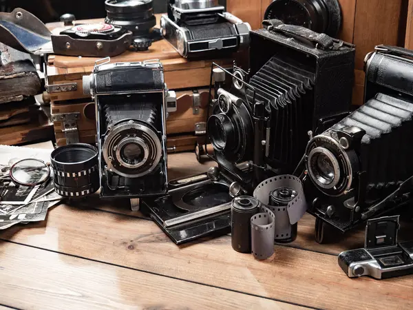 Ahşap bir arka planda eski bir kompozisyon.