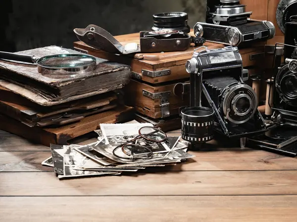 Ahşap bir arka planda eski bir kompozisyon.