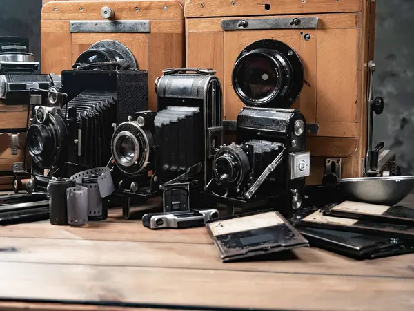 Ahşap bir arka planda eski bir kompozisyon.