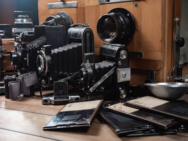 Ahşap bir arka planda eski bir kompozisyon.