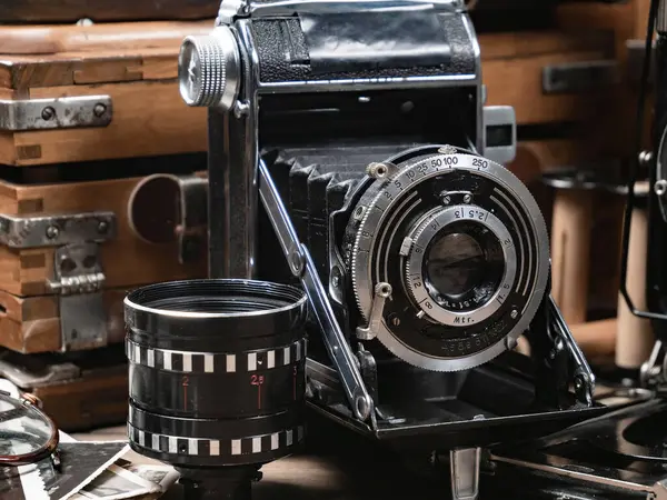 Ahşap bir arka planda eski bir kompozisyon.