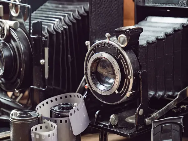 Ahşap bir arka planda eski bir kompozisyon.