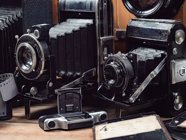 Ahşap bir arka planda eski bir kompozisyon.