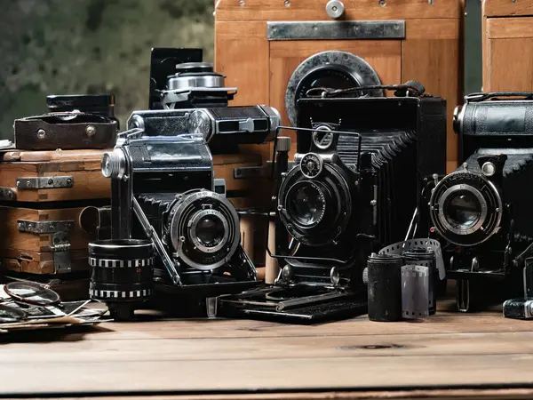 Ahşap bir arka planda eski bir kompozisyon.