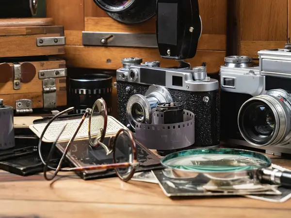 Ahşap bir arka planda eski bir kompozisyon.