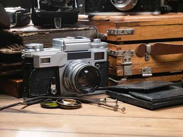 Ahşap bir arka planda eski bir kompozisyon.