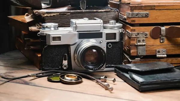 Ahşap bir arka planda eski bir kompozisyon.