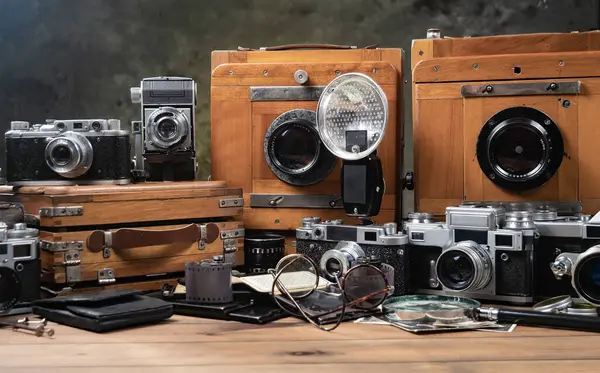 Ahşap bir arka planda eski bir kompozisyon.