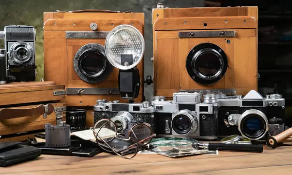 Ahşap bir arka planda eski bir kompozisyon.