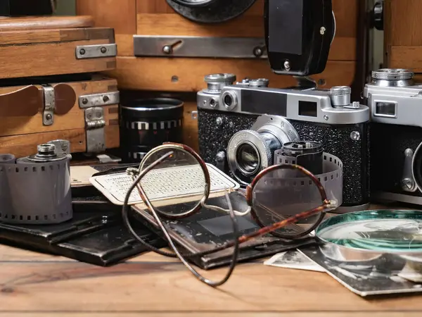 Ahşap bir arka planda eski bir kompozisyon.