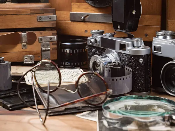 Ahşap bir arka planda eski bir kompozisyon.