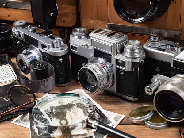 Ahşap bir arka planda eski bir kompozisyon.