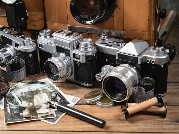 Ahşap bir arka planda eski bir kompozisyon.