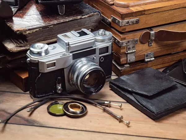 Ahşap bir arka planda eski bir kompozisyon.