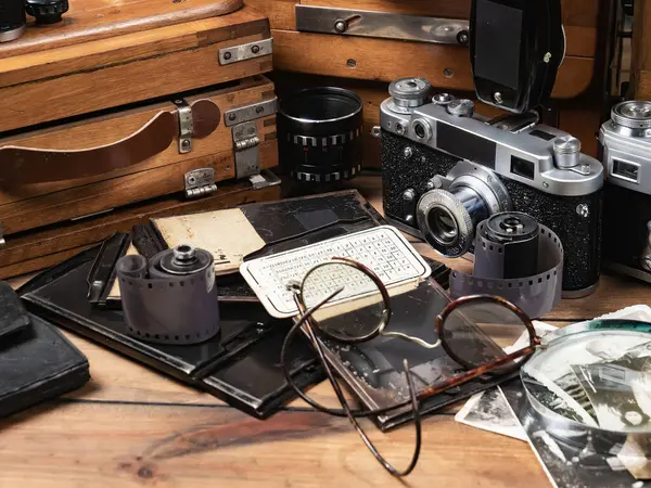 Ahşap bir arka planda eski bir kompozisyon.