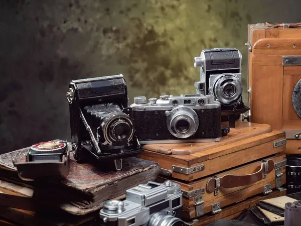 Ahşap bir arka planda eski bir kompozisyon.