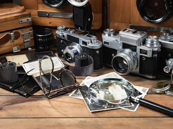 Ahşap bir arka planda eski bir kompozisyon.