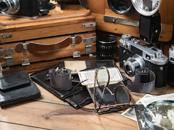 Ahşap bir arka planda eski bir kompozisyon.