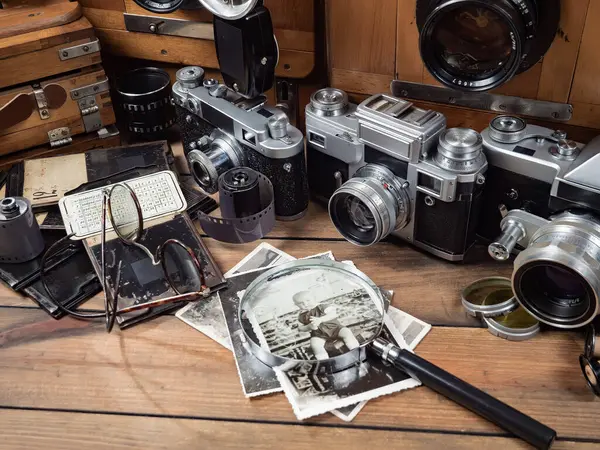 Ahşap bir arka planda eski bir kompozisyon.