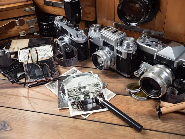 Ahşap bir arka planda eski bir kompozisyon.