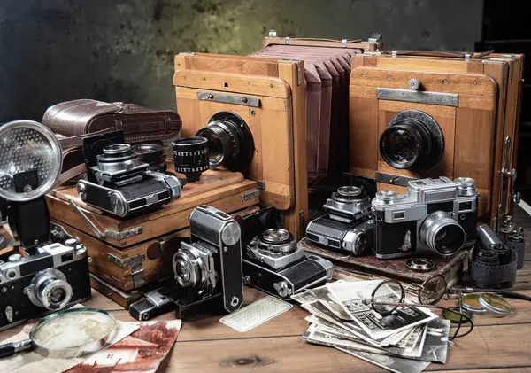 Ahşap bir arka planda eski bir kompozisyon.