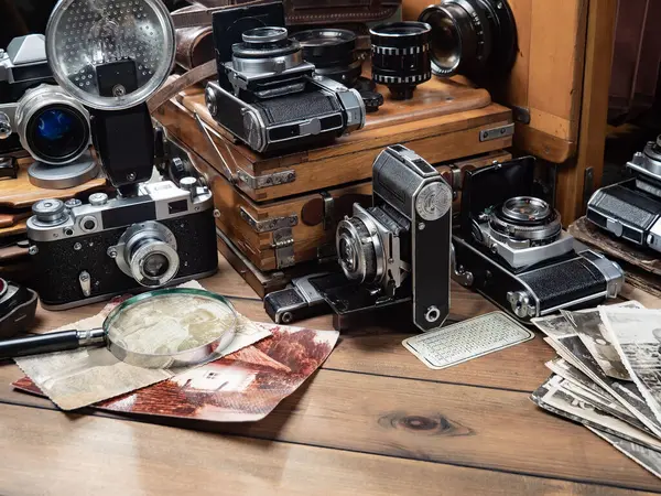 Ahşap bir arka planda eski bir kompozisyon.