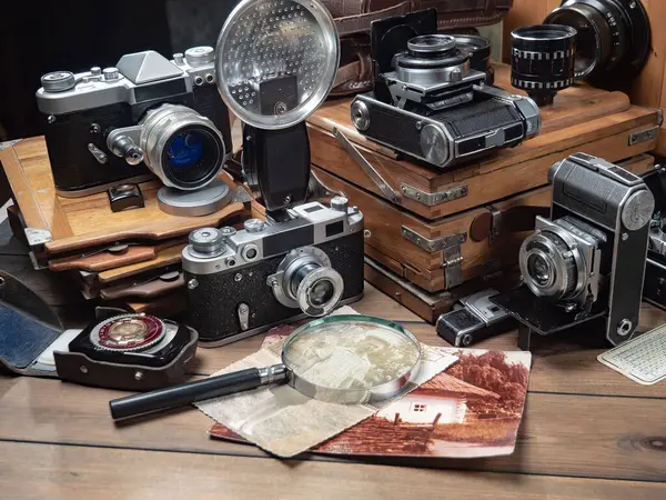 Ahşap bir arka planda eski bir kompozisyon.