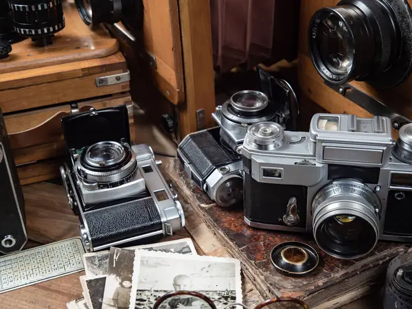 Ahşap bir arka planda eski bir kompozisyon.