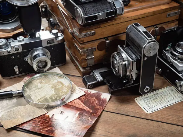 Ahşap bir arka planda eski bir kompozisyon.