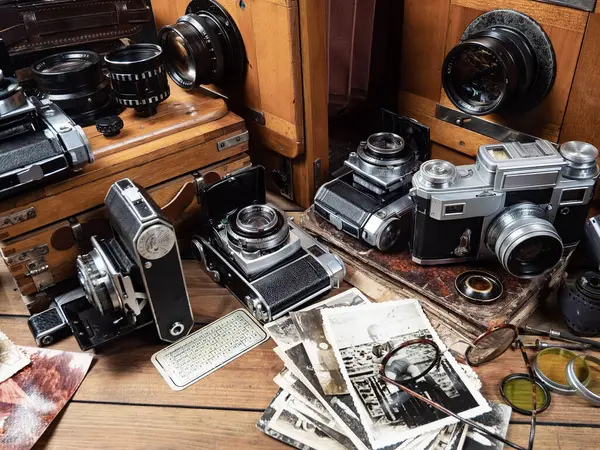 Ahşap bir arka planda eski bir kompozisyon.