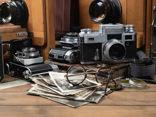 Ahşap bir arka planda eski bir kompozisyon.