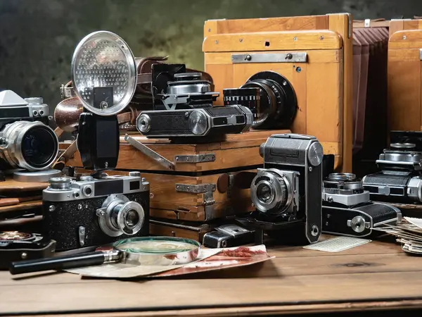 Ahşap bir arka planda eski bir kompozisyon.