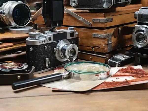 Ahşap bir arka planda eski bir kompozisyon.