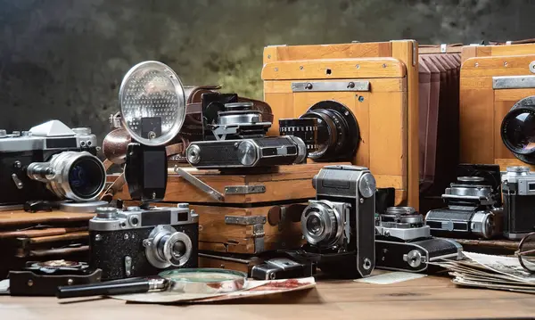 Ahşap bir arka planda eski bir kompozisyon.