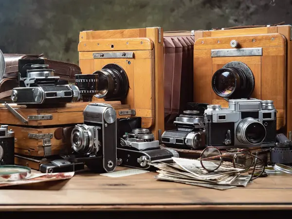 Ahşap bir arka planda eski bir kompozisyon.