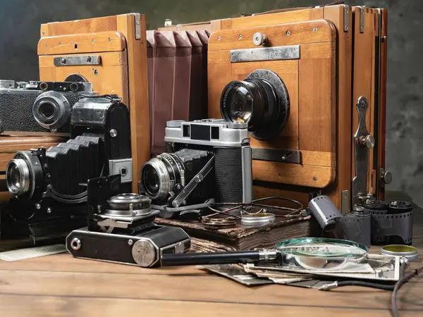 Ahşap bir arka planda eski bir kompozisyon.