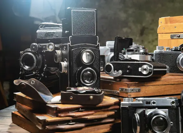 Ahşap bir arka planda eski bir kompozisyon.