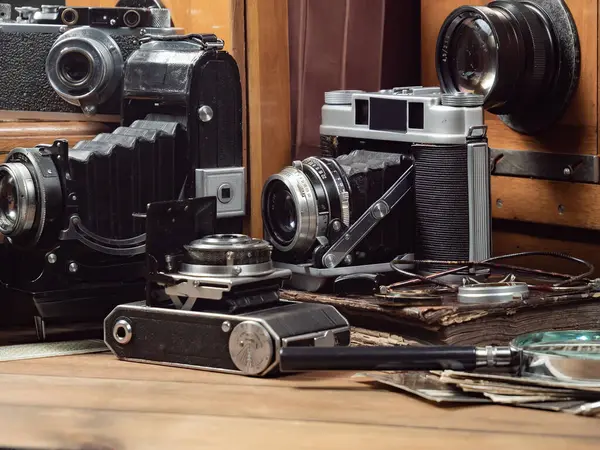 Ahşap bir arka planda eski bir kompozisyon.