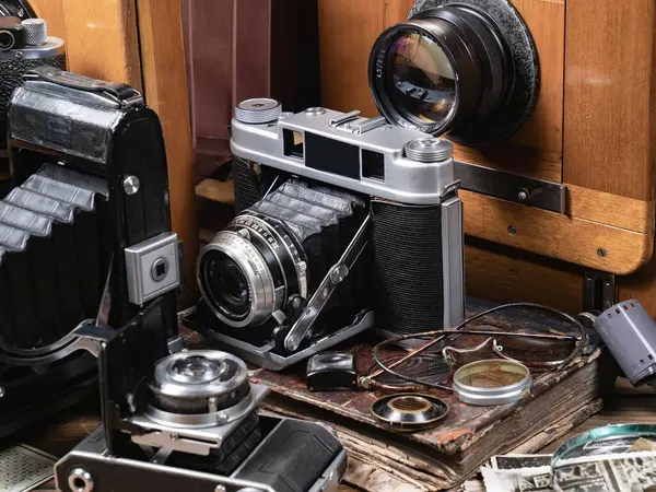 Ahşap bir arka planda eski bir kompozisyon.