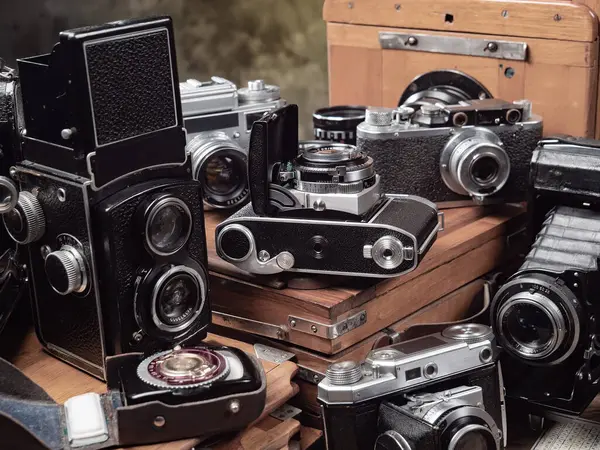 Ahşap bir arka planda eski bir kompozisyon.