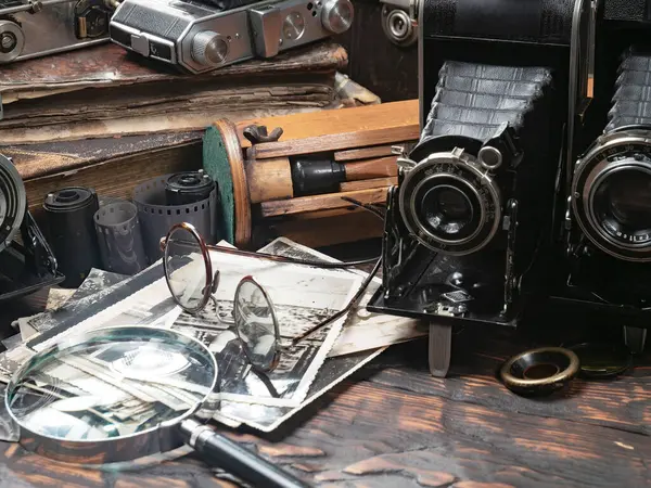 Ahşap bir arka planda eski bir kompozisyon.